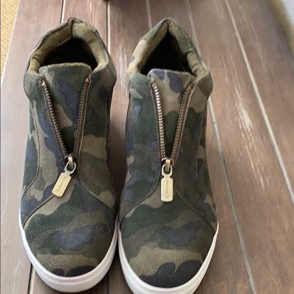 Shoes - Picture 2 of 7